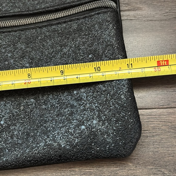 Jones NY PVC Cosmetic/travel wedge pouch,2 zip front pockets 1 interior,texture - Picture 11 of 12